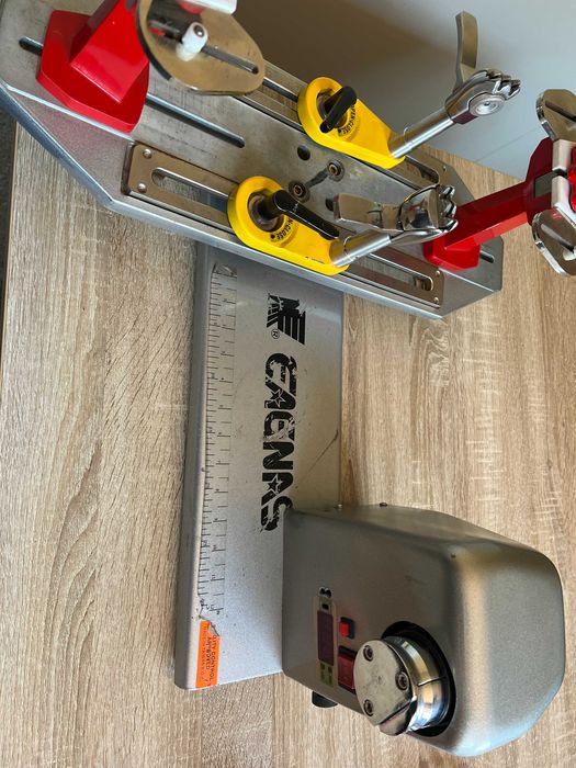 Vand masina electronica, de racordat rachete de tenis