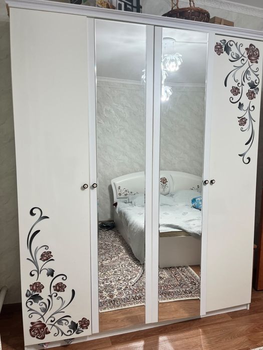 Кровать, 4х дверный шкаф