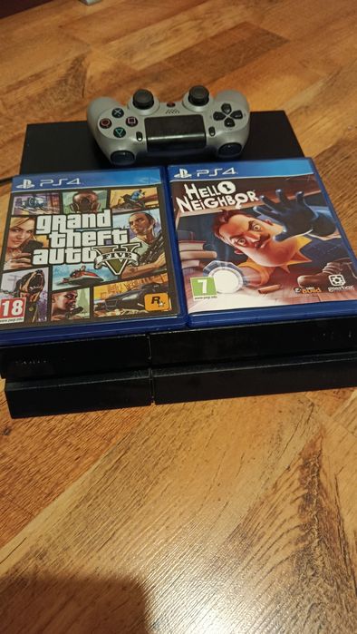 Продавам. Конзолаз джойстик и 2 бр.игри