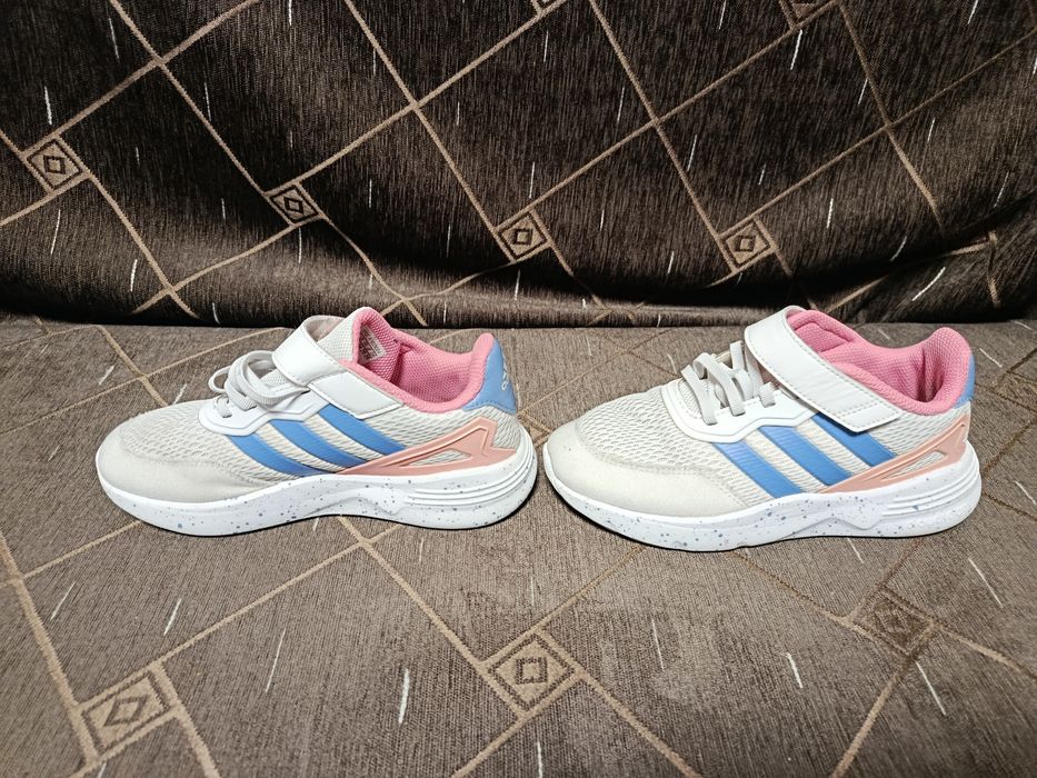 Adidaș. i Adidas