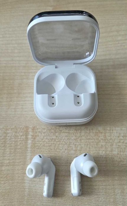 Casti Samsung Galaxy Buds 4 Pro - aproape noi