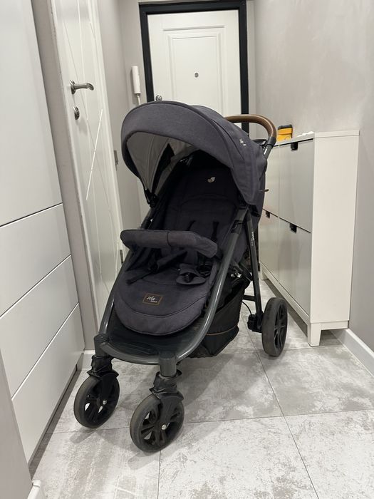 Продается детская коляска Joie Signature