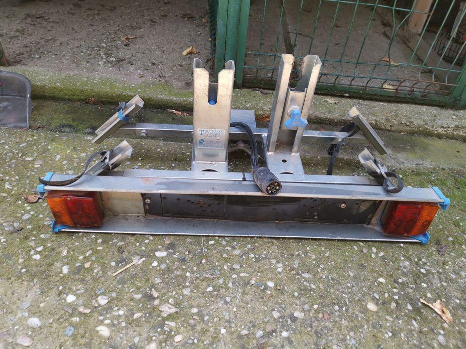 Suport  biciclete {  2 bucati } detasabil in stare ireprosabila .