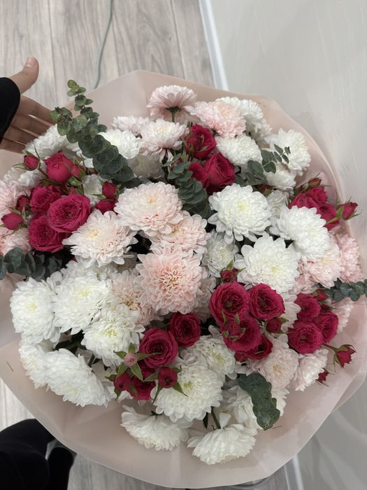 Цветы хризонтема и спрей роза