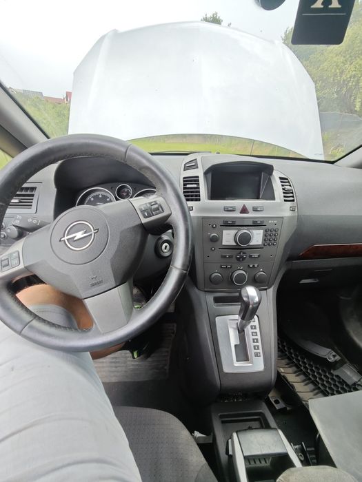 Dezmembrez Opel Zafira B 2006