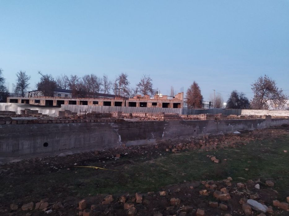 Тошкент вилояти, Бука туманида . Чала битган факат подвали битган.