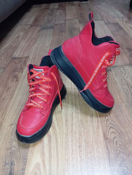 Продам ботинки р35