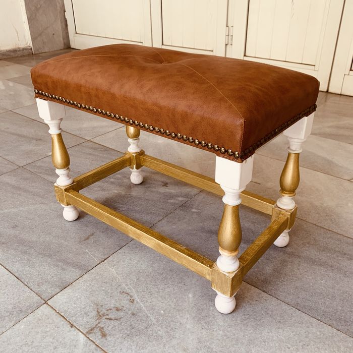 Табуретка-малка пейка в старинен стил