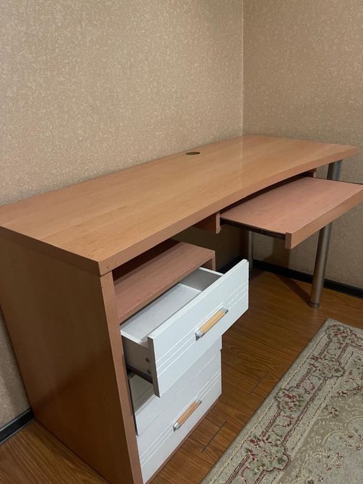 Стол письменный.