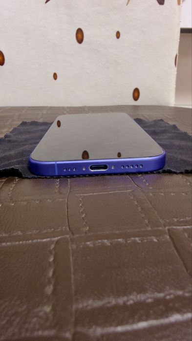 IPhone 16 Ultramarine  imprecabil - pentru recarosat