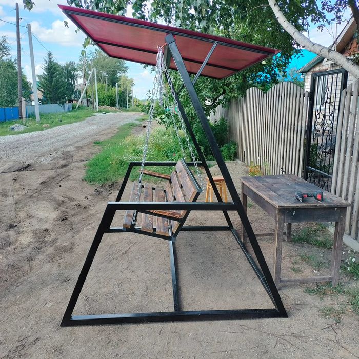 Качели с навесом  садовые