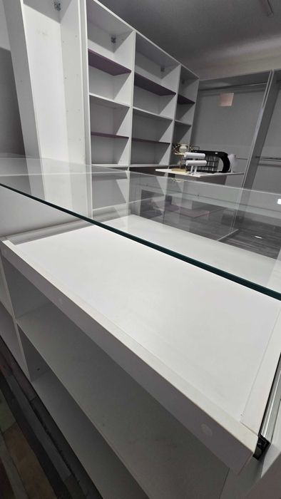 Vând Mobilier comercial realizat la comandă