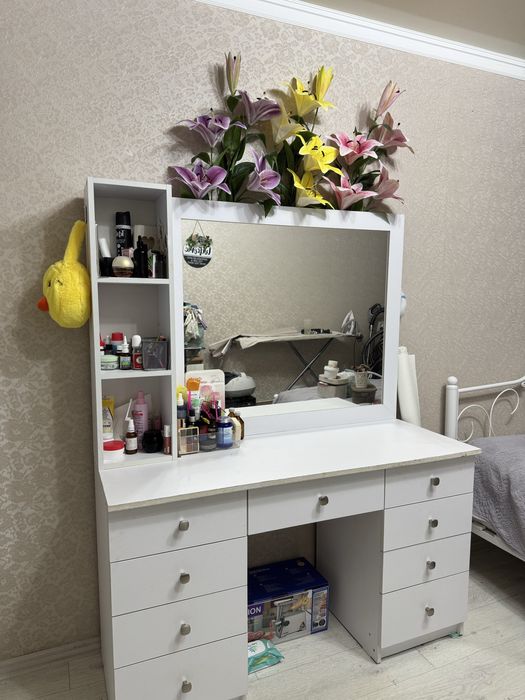 Продам туалетный столик