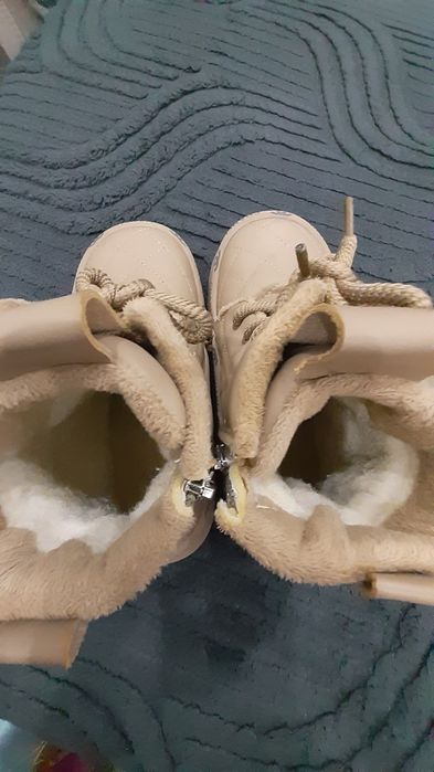 Продам  сапожки для девочек.