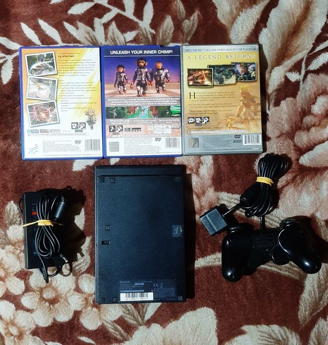 Vând PlayStation 2 slim complet în stare bună 3 jocuri