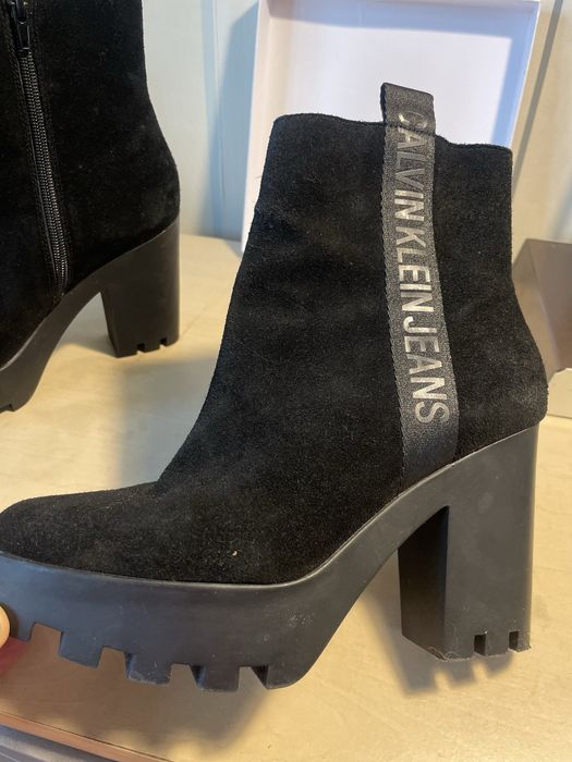 Продам демисезонные  ботинуи Calvin Klein Jeans