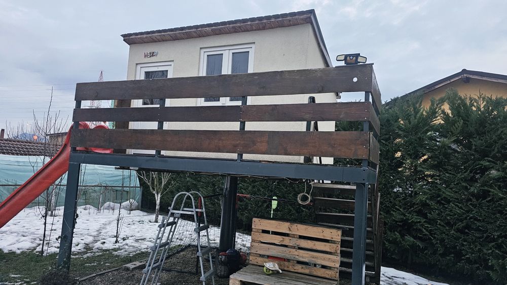 Casuta lemn suspendata cu suport metal