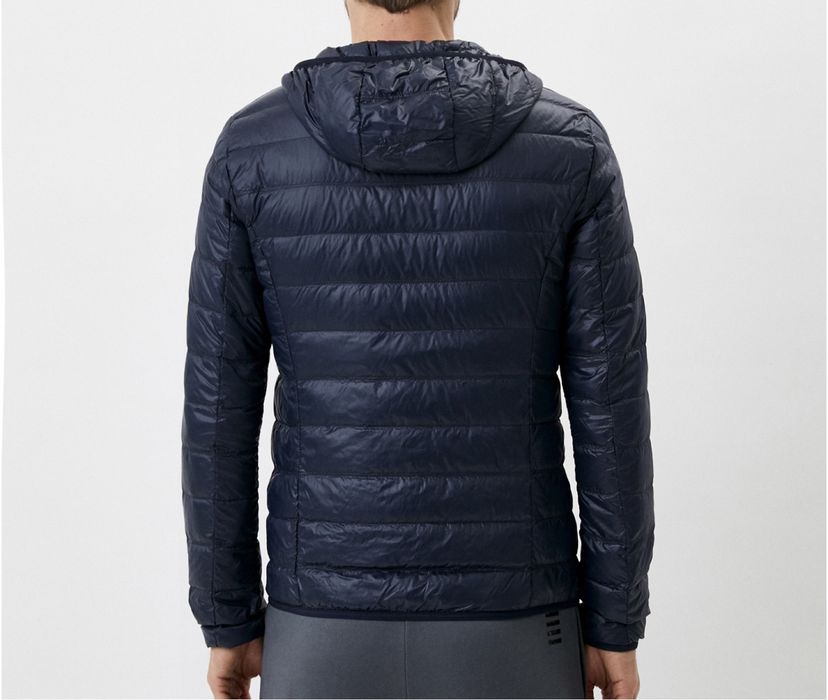 Продам ветровку EA7 в оригинале размер М