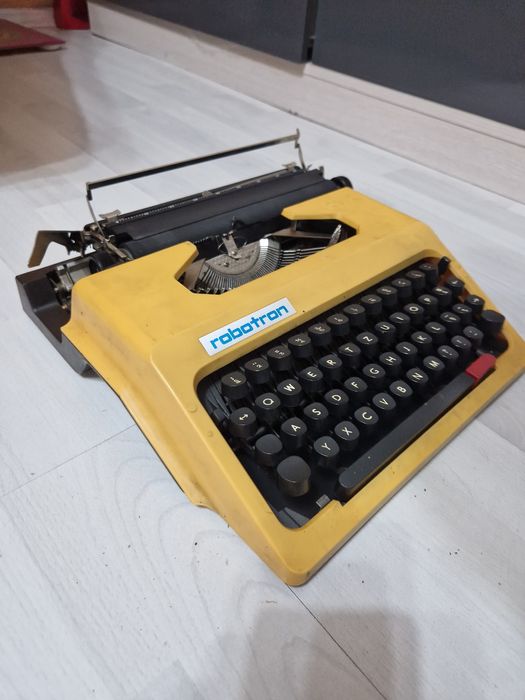Masina de scris ROBOTRON CELLA