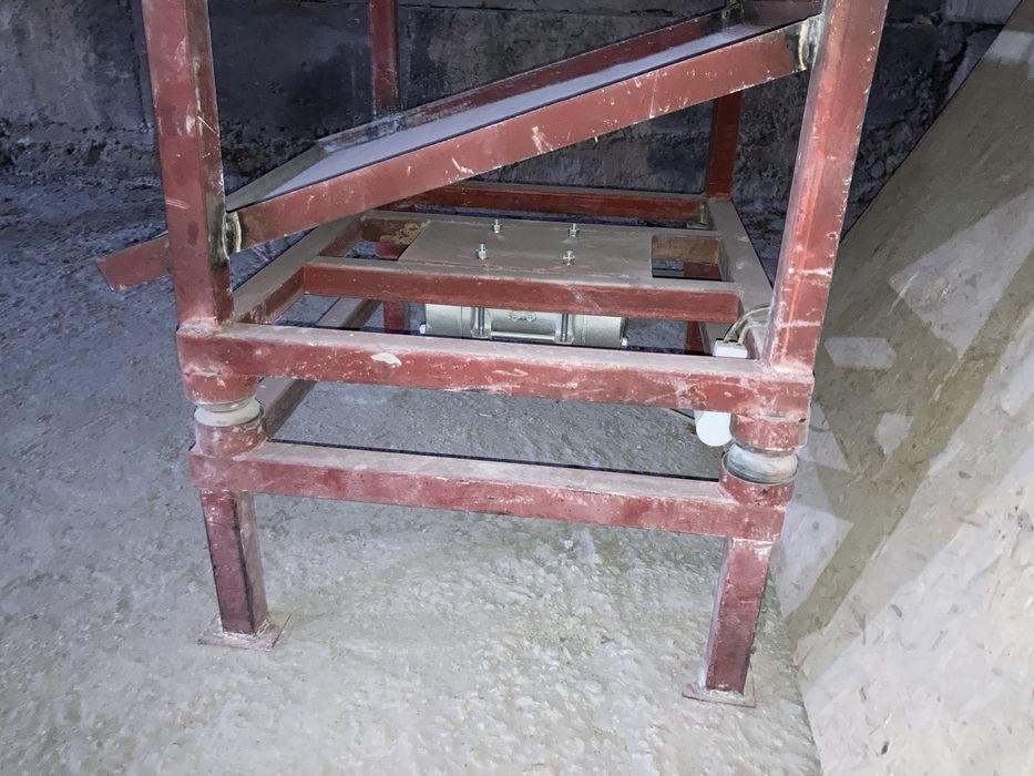 Вибростол для снятие брусчатки с формы.