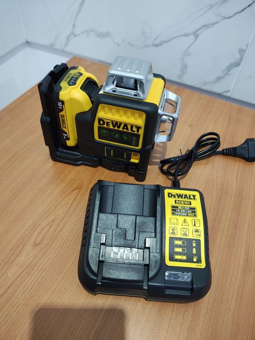 Vând nivela laser DeWalt 360° noua