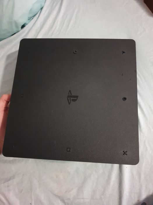 PS4   Slim  • Full box + 2  Manete