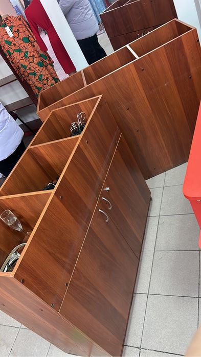 Продам тумбу с тремя отсеками .