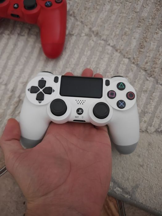 Продаю пс 4 3 джостика 20 игр