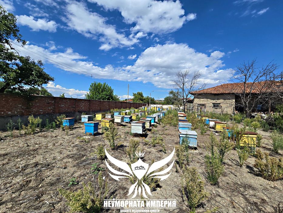 Продавам двуетажна къща с постройки 320РЗП с 1600кв двор село Ахматово