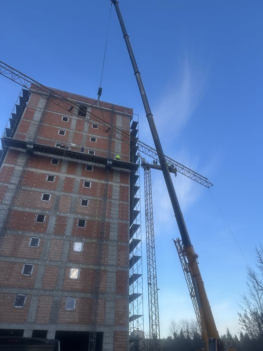 Schela motorizata cu lift