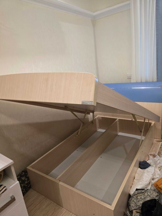 Кровать полуторка с дном для вещей.