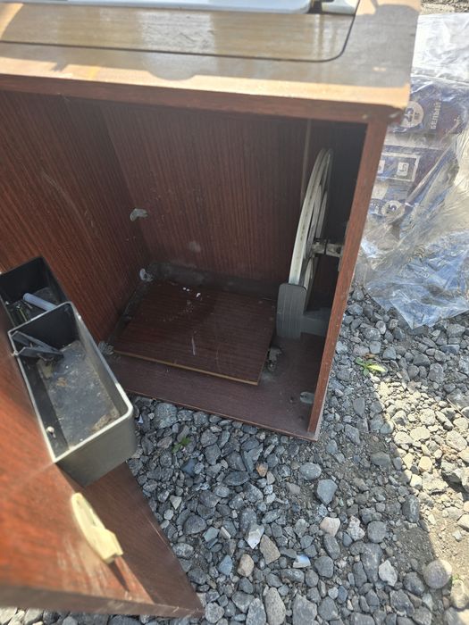 Аяқпен жұмыс істейтін тігін машинасы