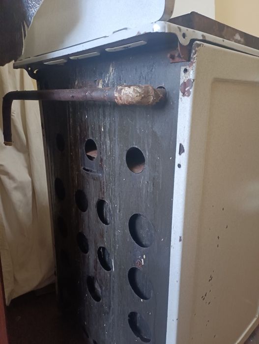 Gaz plita Sovetskiy, eski lekin ishlaydi