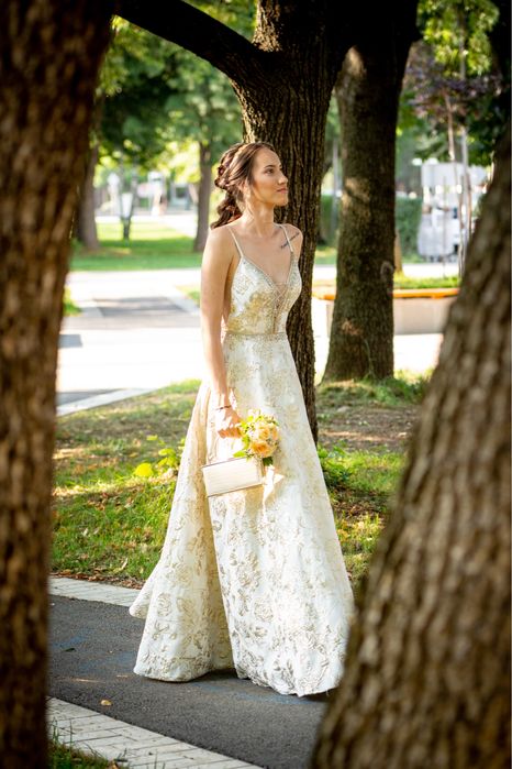 Бална рокля, кремав цвят със златни детайли