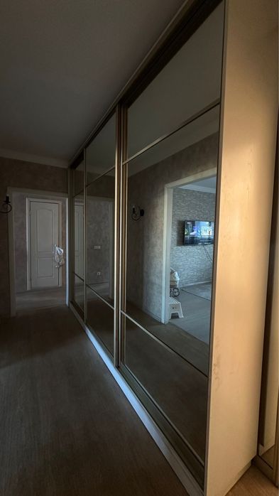 Продам шкаф три отсека, в прихожку, но думаю сожнл и в другую комнату