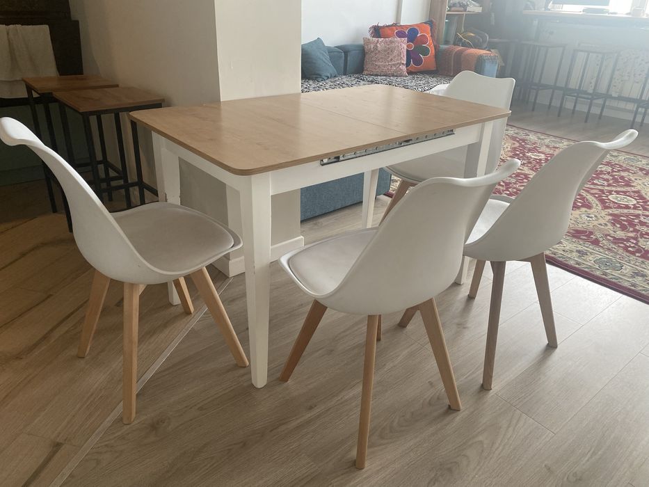 Обеденный стол со стульями