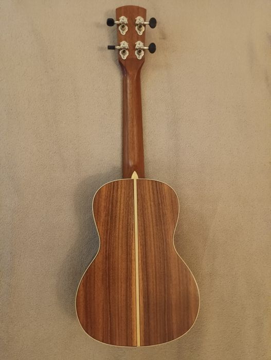 Винтидж концертно акустично укулеле, китара LAKA VUC90, сатенена коа.