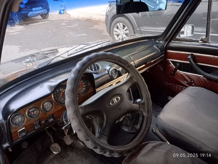 Продам ВАЗ-2103 (1 владелец с салона); топливо-бензин