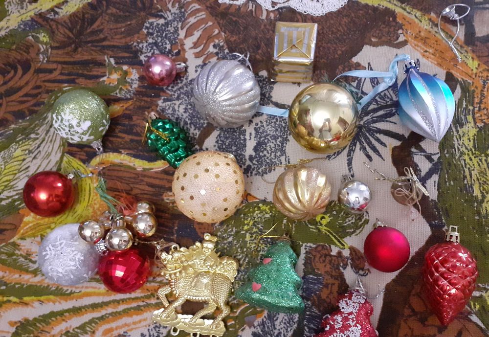 Елочные игрушки. Пластик