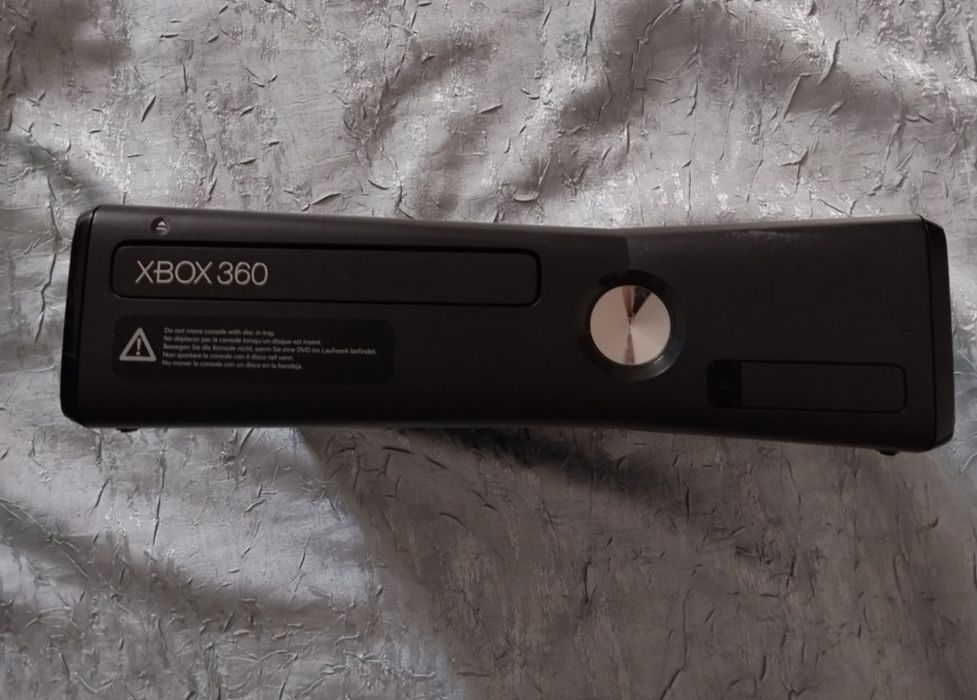 Vând Xbox 360 slim
