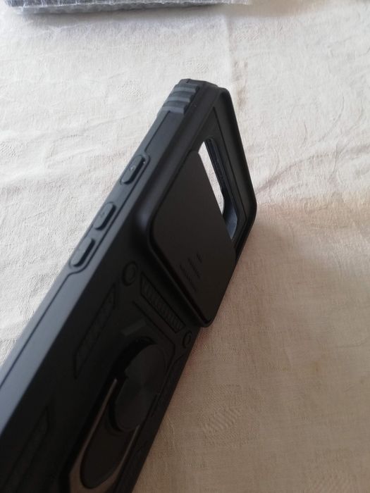 Pixel 8 - гръб със стойка.