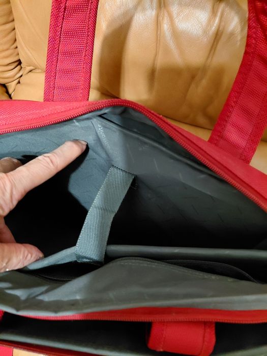 Чанта Samsonite. Допълнителна дълга дръжка зй носене  през рамо е