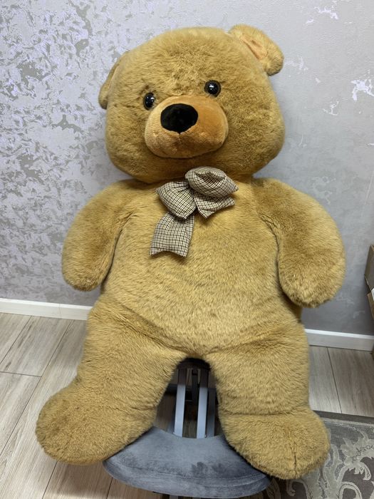 Большой плюшевый медведь