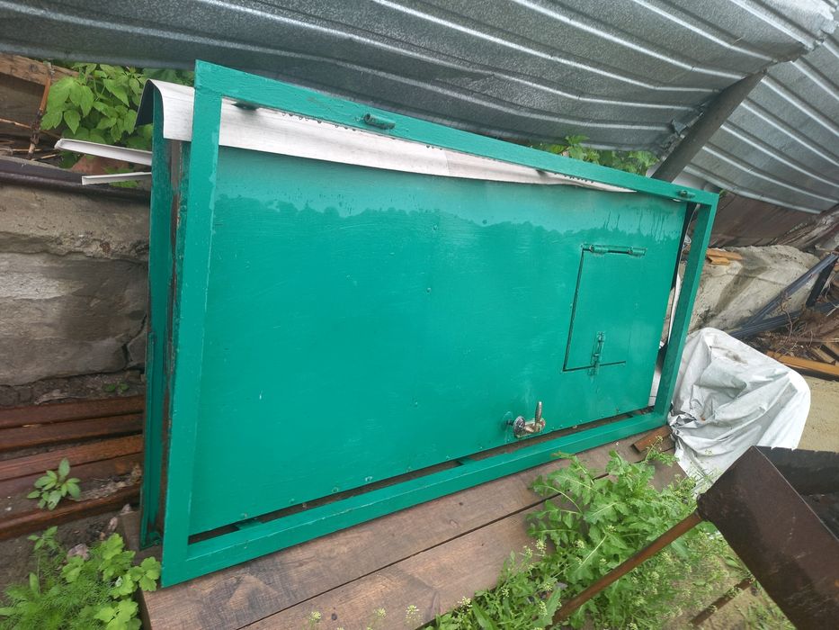 Продам железную дверь с рамой