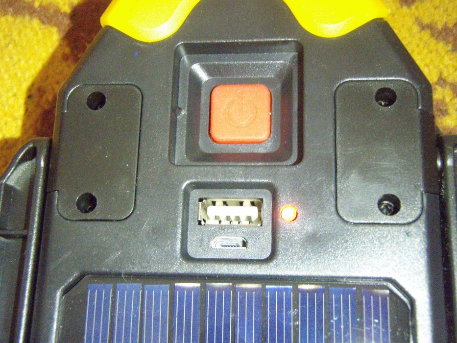 Triunghi auto si lanterna LED, cu incarcare solara si la priza, nou