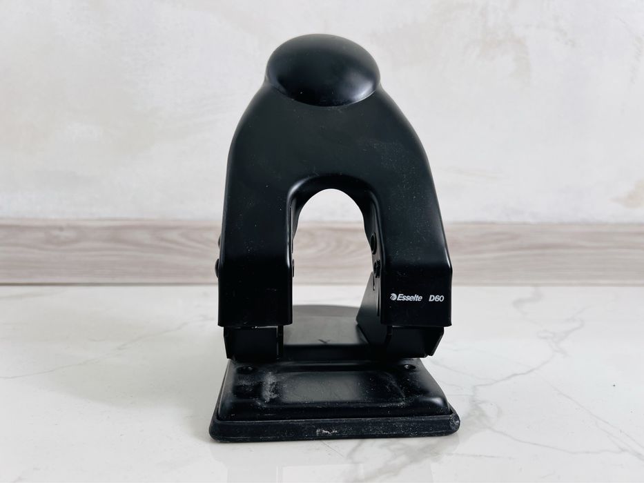 Перфоратор за хартия Esselte D60