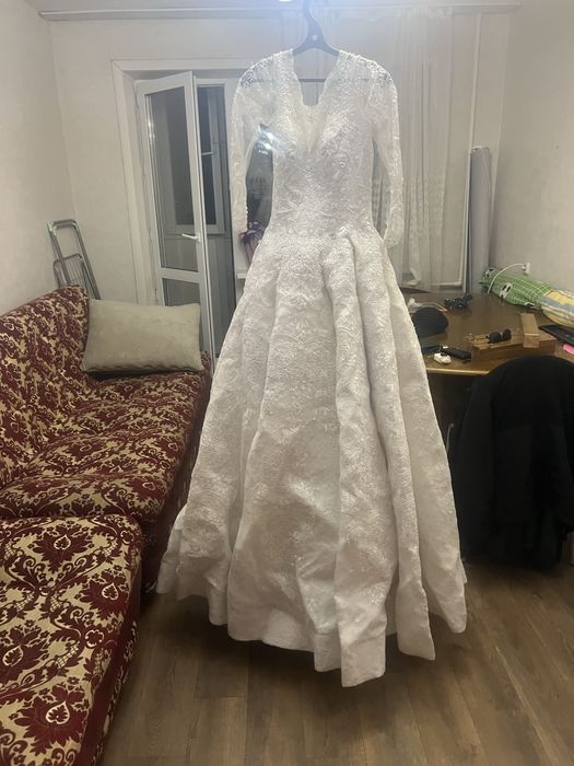 Платье есть ещё свадебное
