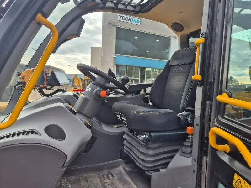 Телескопичен товарач JCB 560-80 Industry DTVT