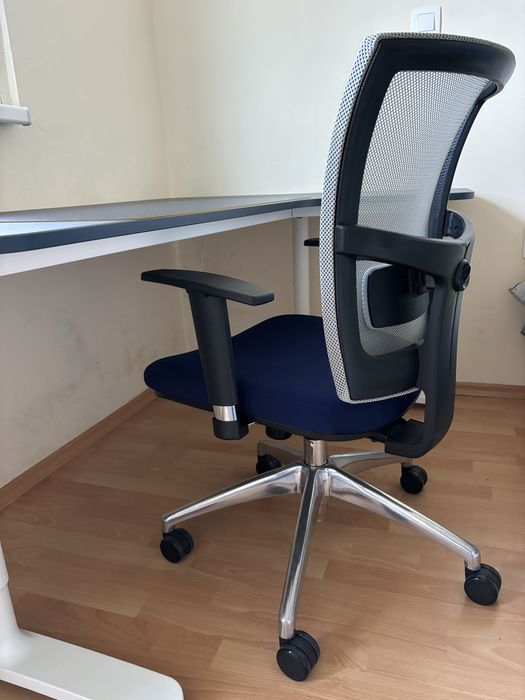 Немски офис стол с тилт механизъм и меки колелца за твърд под