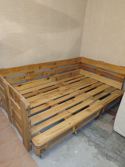 Продам кровать топчан деревянный
